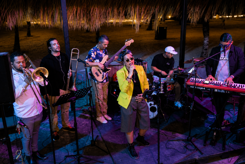 Lau Suárez y su banda en concierto bajo la palapa