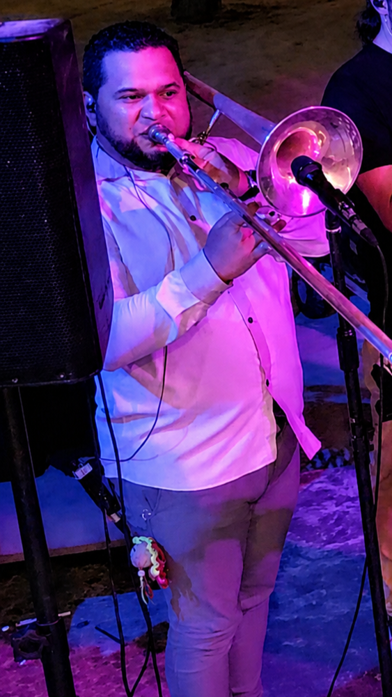 Lau Suárez y su banda en vivo