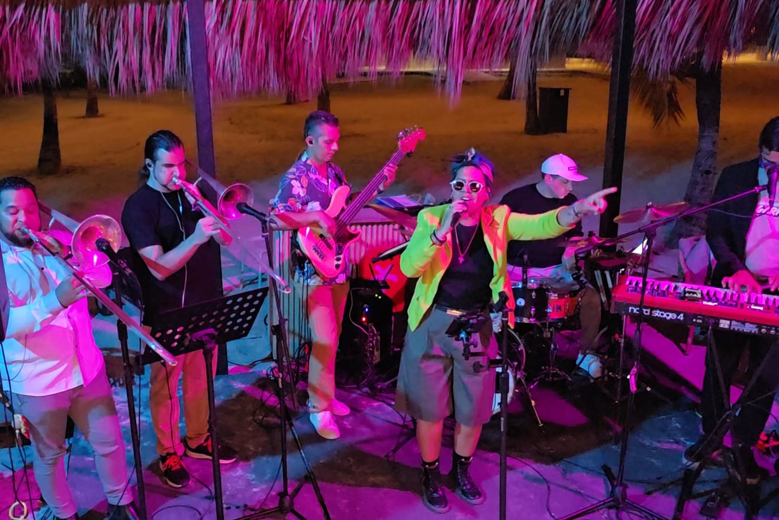 Lau Suárez y su banda en vivo